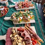 Mila - Total - Catered Бансько